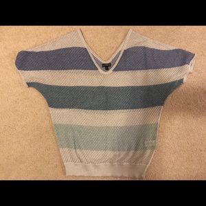 Pairs great with a long pendant necklace and tank